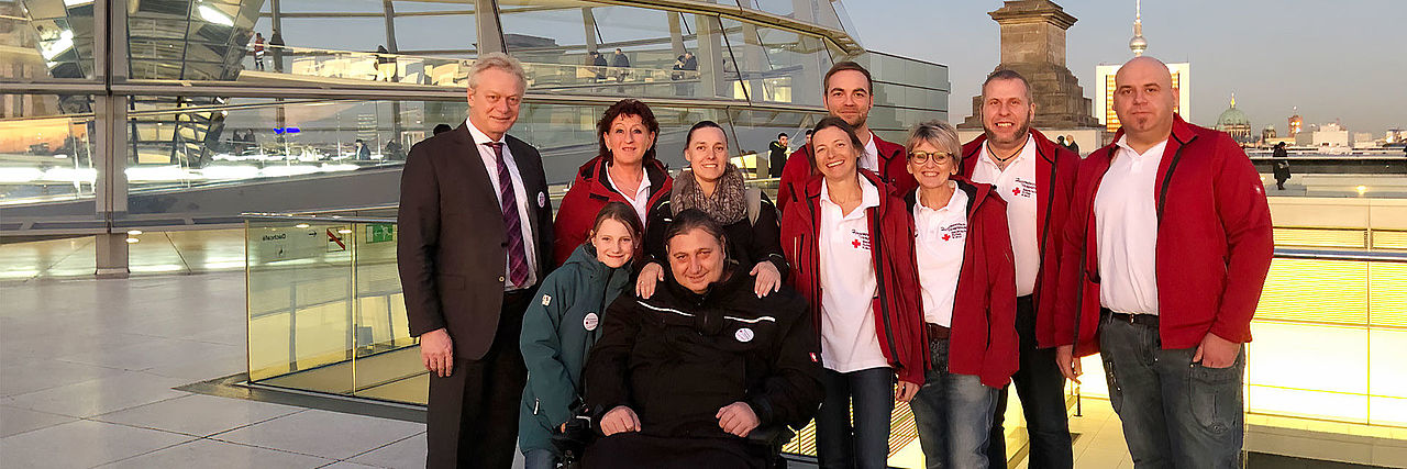 Team u. Patient vor Bundestag