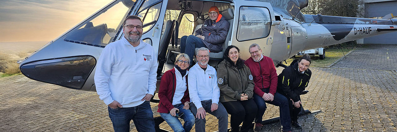 Team u. Patient vor Hubschrauber