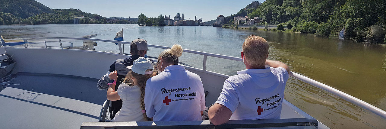 Team u. Patient auf einem Schiff